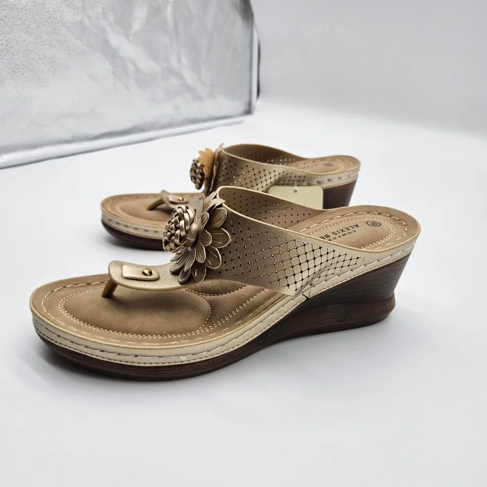 Alexis Bendel Women‎ Gold Wedge Sandals Thong Flower Embellishment Size 10